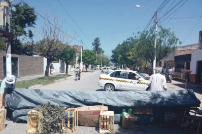 Los vecinos de Matheu al 200 cortaron la calle, porque están cansados de los problemas cloacales