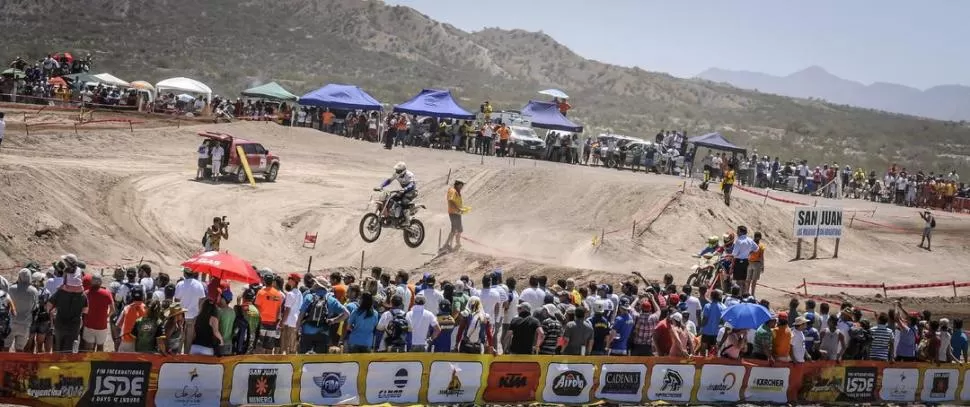 POSTAL SANJUANINA. La competencia final se hizo en un circuito de motocross y convocó a una multitud. Apenas 91 pilotos pudieron completar el desafío. 