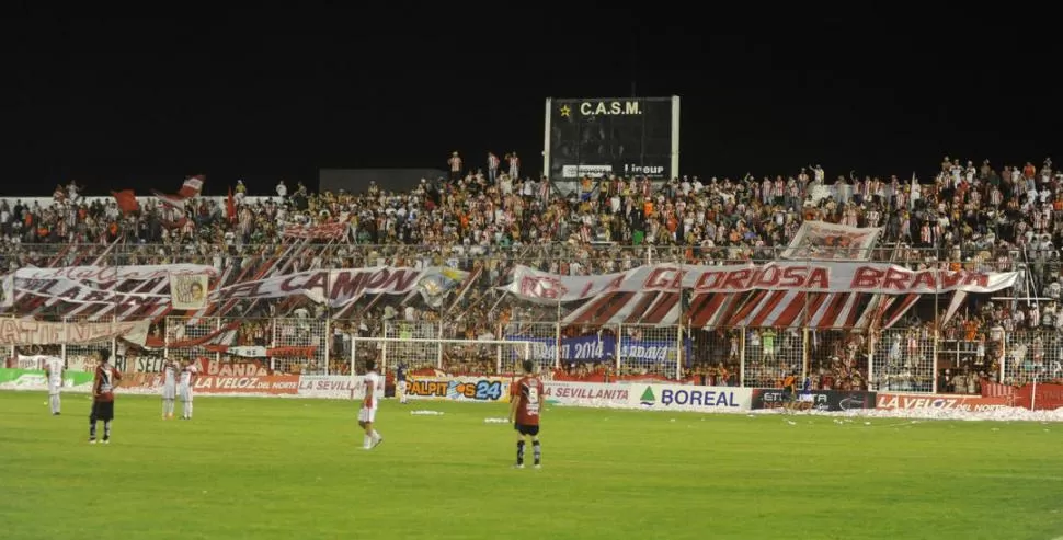 PROTAGONISTAS. Jugadores e hinchada necesitan un triunfo para ser felices. 