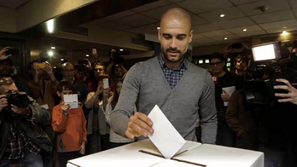 DECISIÓN. El ex entrenador del Barcelona Josep Guardiola, hoy en Bayern Munich, vota en la consulta catalana.  FOTO TOMADA DE CLARIN.COM