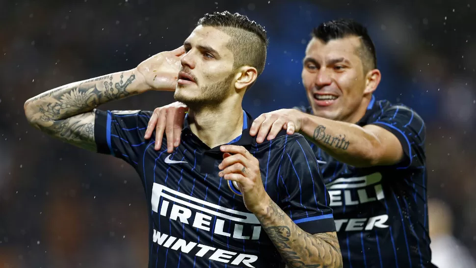 FESTEJO ARGENTINO EN ITALIA. El delantero rosarino Mauro Icardi convirtió hoy dos goles en el empate de Inter ante Hellas Verona por 2-2. Inter comenzó abajo en el marcador, pero con los goles de Icardi revirtió el resultado. REUTERS