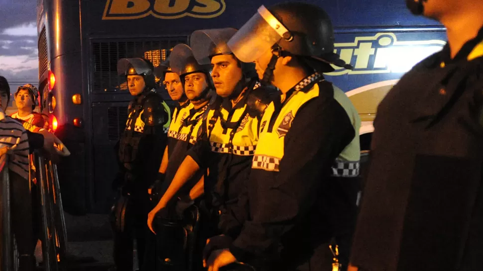 FUERTE OPERATIVO. Efectivos de infantería controlaron la salida del público y de los planteles tras el partido en La Ciudadela. LA GACETA / ANTONIO FERRONI