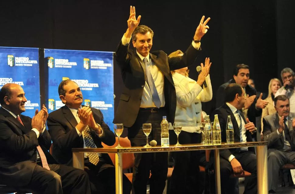 ANUNCIOS.Randazzo, en campaña con los trenes y el DNI, destrata a Scioli. la gaceta / foto de héctor peralta (archivo)