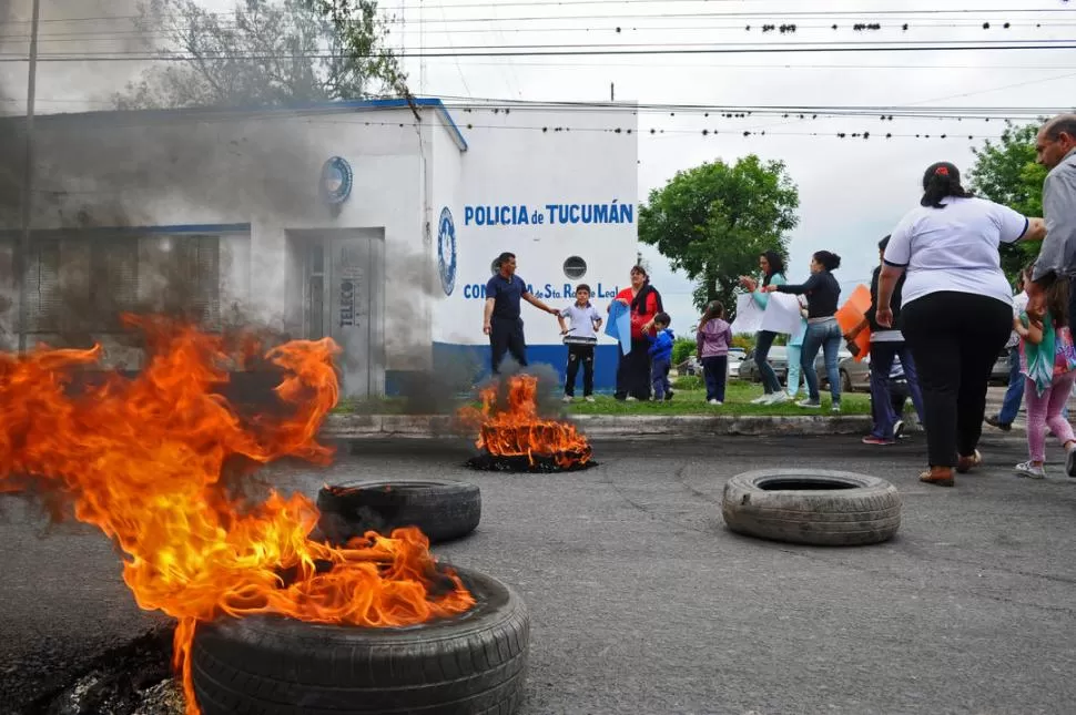 PROTESTA. Los vecinos quemaron cubiertas frente a la comisaría, aunque reconocieron que ni siquiera hay personal suficiente para prevenir los robos. 