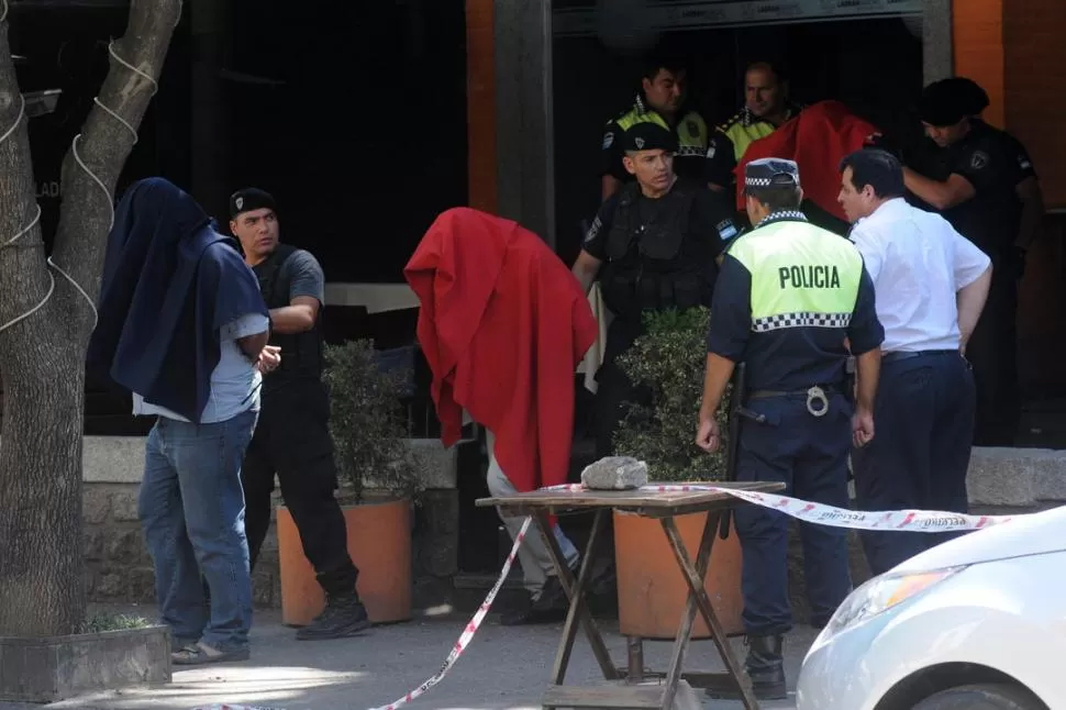 DESENLACE. La Policía cubrió los rostros de los captores con manteles del restaurante para sacarlos. la gaceta / fotos de inés quinteros orio