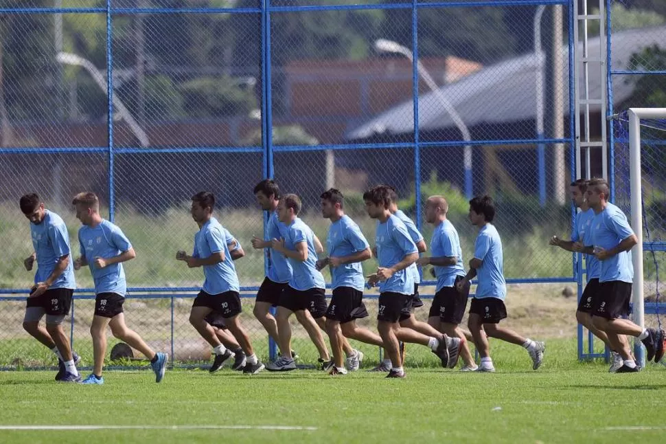 CAMINO A PRIMERA. Díaz, Etevenaux, Acosta, Romat, Max, Longo, Medaglia, Giménez, Garnier, Carrizo, Malagueño y Bianchi trotan en la última práctica antes de partir a Junín, donde se juegan parte del ascenso.  