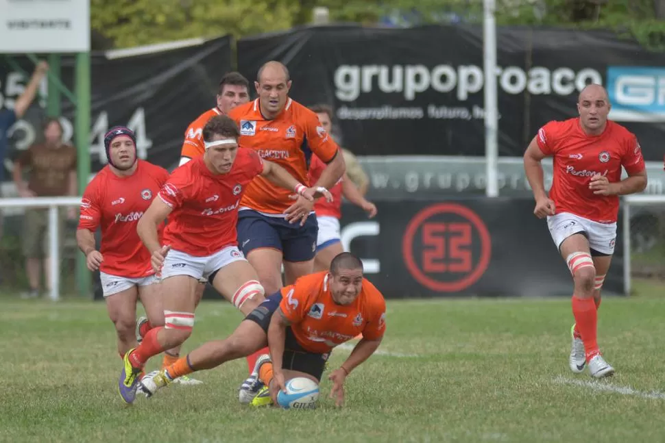 SIEMPRE CON EL ALMA. Los “naranjas” pelearon con el corazón en todos los sectores del campo. El esfuerzo tuvo un importante premio para el equipo. 