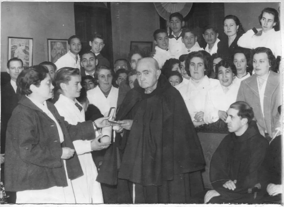 LOS ÚLTIMOS TIEMPOS. Poco antes de su muerte, cargado de años, aparece el Padre Roque recibiendo uno de los tantos homenajes que se le tributaban  la gaceta / fotos de archivo