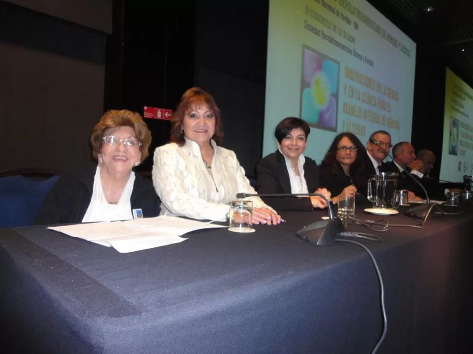 HOMENAJE. La presidente honoraria del congreso, Gladis Camargo de Guaraz -primera de la izquierda- fue distinguida por su vasta trayectoria. foto de gustavo guarz