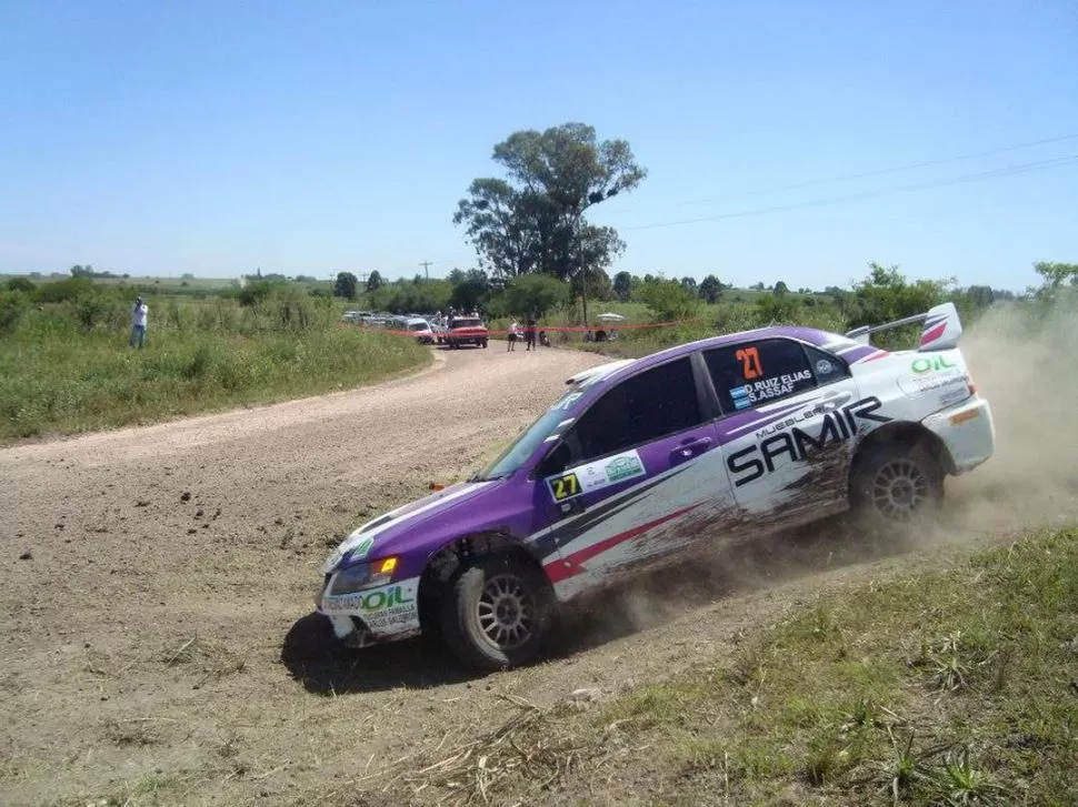 EN EL LLANO. Assaf supera una instancia difícil con su Mitsubishi Lancer C-3. 