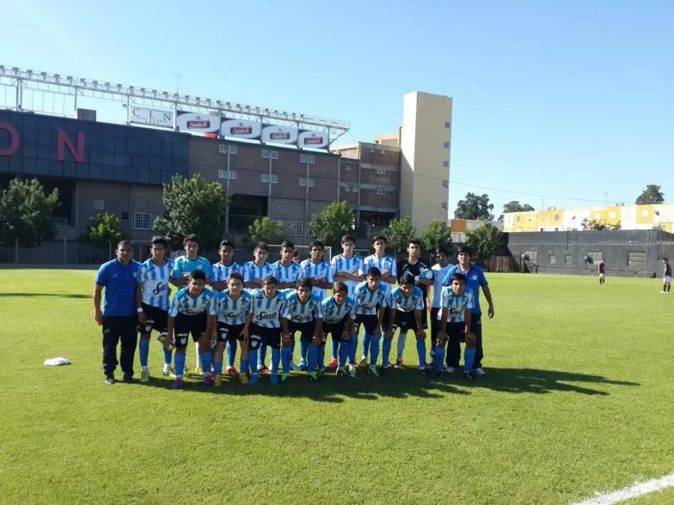 FORMADOS. La delegación completa posa antes del partido de ayer en una cancha auxiliar pegada al estadio Brigadier López. 