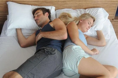 La posición en la que duermes con tu pareja tiene un significado