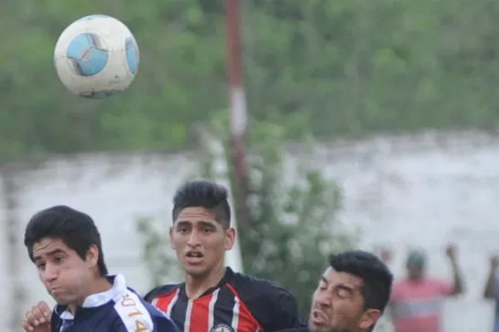 LE SACARON TODO. Héctor López sufrió el robo de todas sus prendas por parte de los hinchas de San Juan.