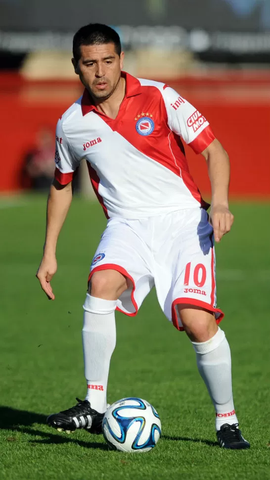 EL MALABARISTA. Juan Román Riquelme, con Argentinos, se trasladará hasta Santa Fe para visitar a Colón. FOTO DE TÉLAM.