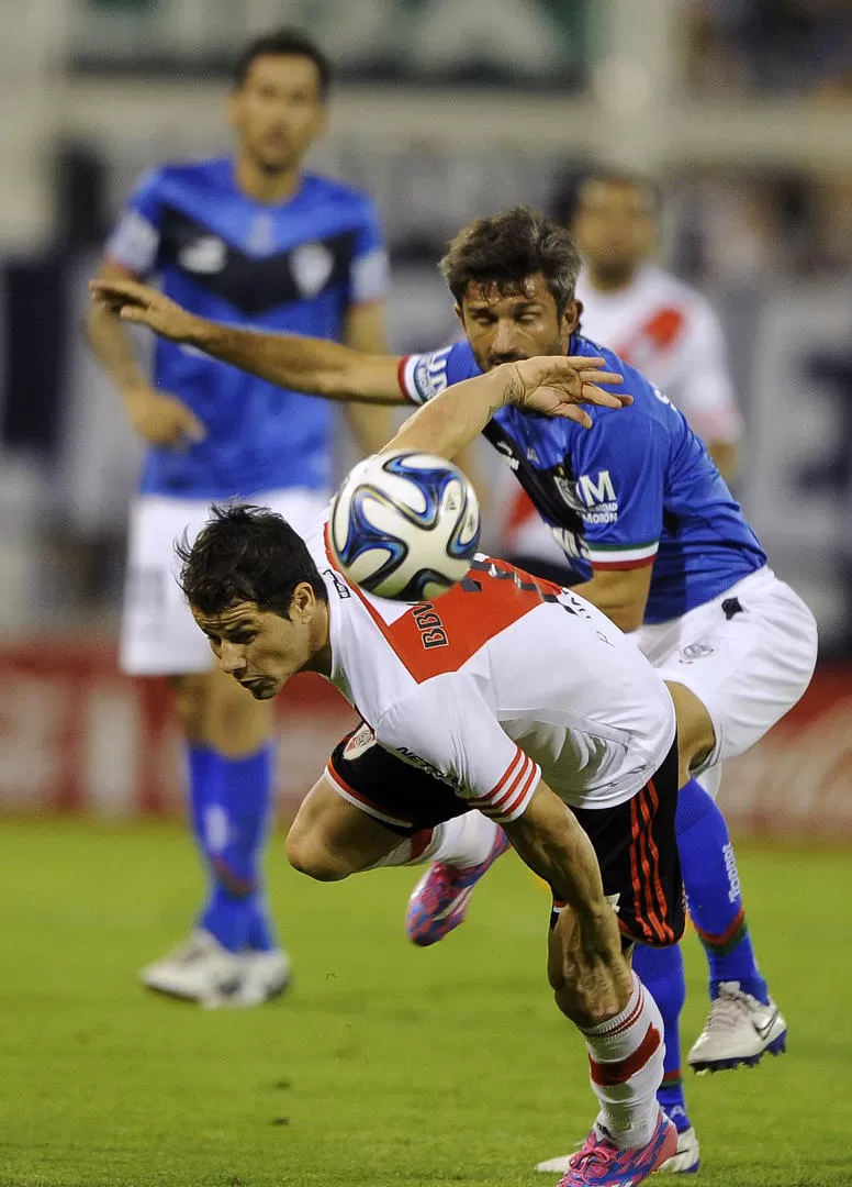 NO SE CAE. Mora intenta seguir con la pelota ante la marca de Papa, durante el primer tiempo. River continúa invicto.  TÉLAM