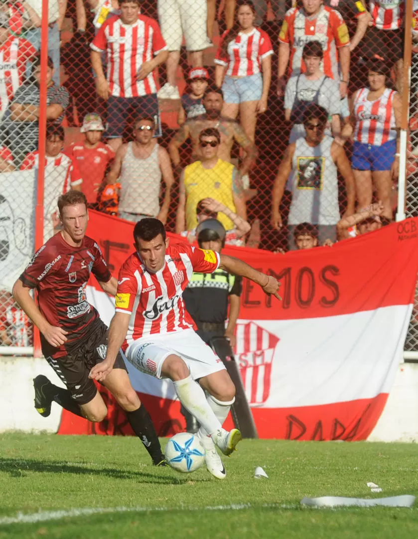 SIN LUCES. Maximiliano Velasco trata de escapar a la marca de Gabriel Zuvinikar. El goleador tuvo una tarea deslucida. 