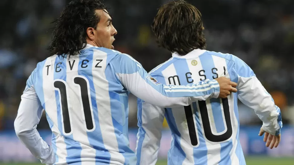 ¿EL MIÉRCOLES JUGARÁN JUNTOS? Martino probará hoy en la práctica el ataque con la dupla Tevez-Messi.