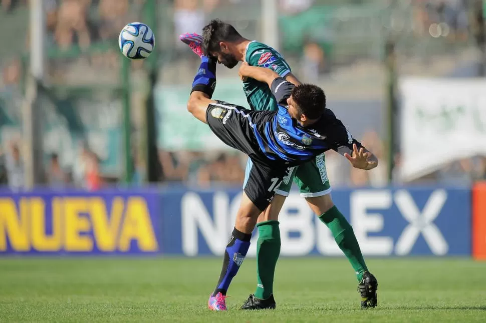 PIRUETA. Díaz, que intenta llevarse el balón como puede, le aportó otro aire al equipo en general. Fue para adelante siempre. 