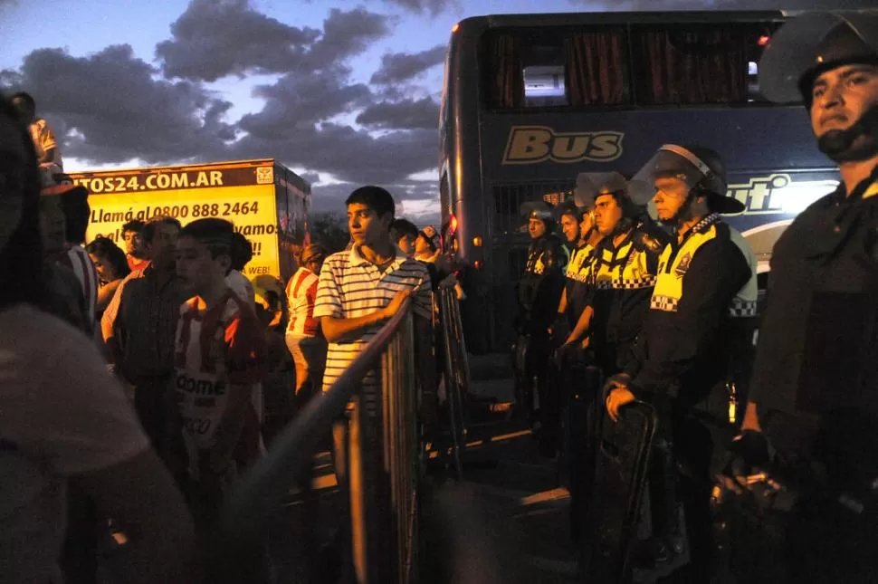 DOLIDOS Y SIN RESPUESTAS. Hinchas “santos” aguardaron la salida del equipo custodiado por los efectivos policiales para demostrar el descontento por no clasificar.  LA GACETA / FOTOS DE ANTONIO FERRONI