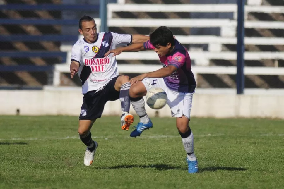 POR ACÁ NO PASAS. David Romero, de Brown, pelea por la posesión de la pelota ante la presencia de Carlos Romero, delantero de Progreso de Rosario de La Frontera. la gaceta / foto de analía jaramillo