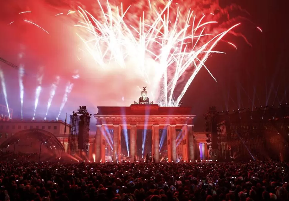 ESPECTÁCULO VISUAL. Fuegos artificiales estallan por encima de la Puerta de Brandenburgo, en Berlín. reuters