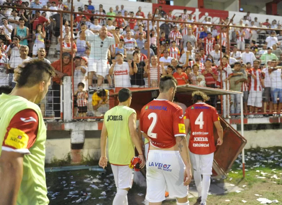 TRAS EL FRACASO, EL PAPELÓN. Los jugadores se retiraron del campo sin saludar a la multitud que ayer volvió a brindarle su apoyo, pero sólo recibió un nuevo y duro cachetazo. 