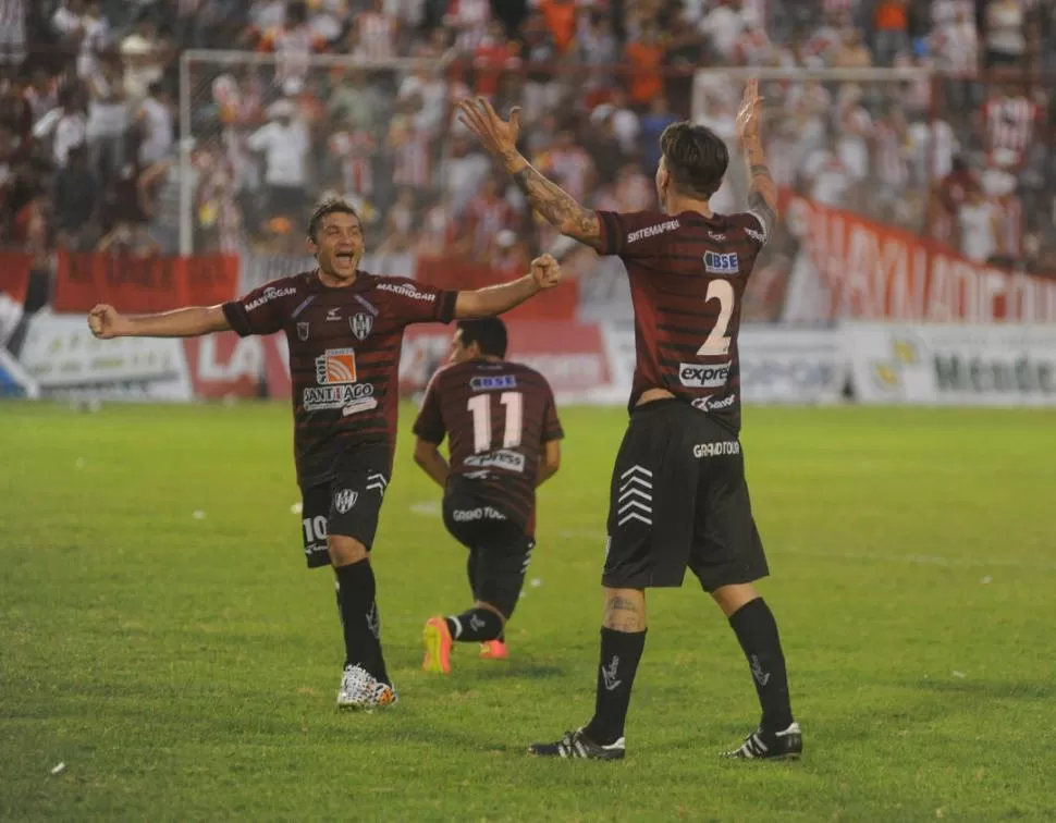 CON TODO. Los santiagueños festejaron largamente el triunfo de ayer. 