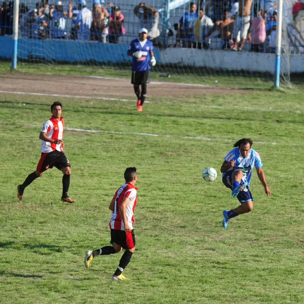 EXPERIENCIA. Diego Villafañe, trata de despegar la pelota. El delantero de los “leones” mejoró su nivel en la etapa final.  la gaceta / foto de diego aráoz