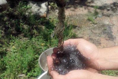 Vecinos de Villa de Leales denuncian que el agua no es apta para el consumo