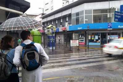 La lluvia sorprendió a los primeros tucumanos que salieron a la calle