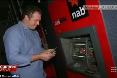 Se hizo millonario gracias a la falla de un cajero automático