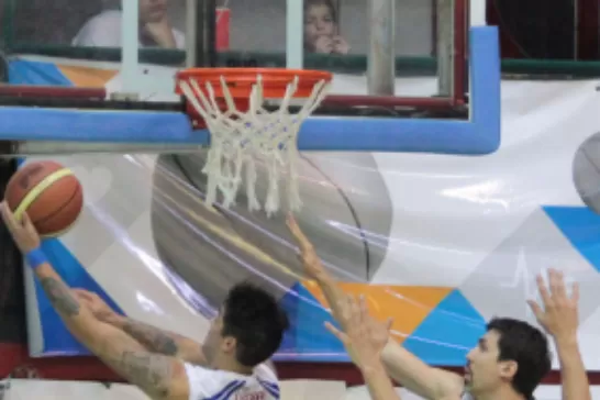 CREACIÓN Y GOLEO. Nicolás Aguirre, de Quimsa, aportó 15 puntos, 7 rebotes, 6 asistencias y un recupero.
FOTO TOMADA DE LIGATEUNAFOTO.COM.AR