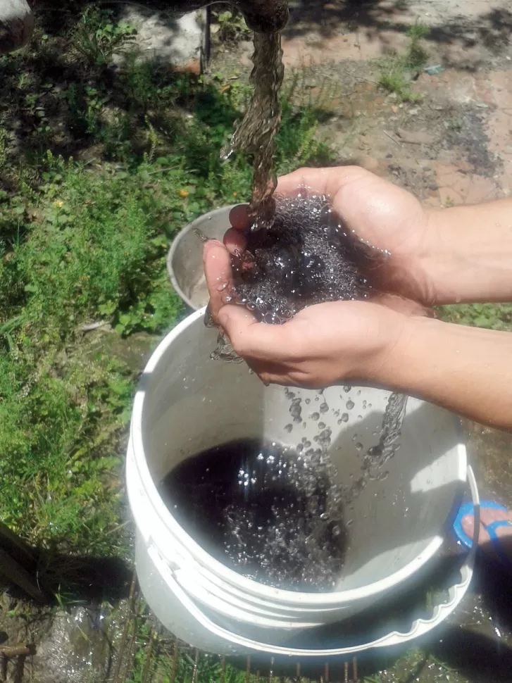 Vecinos de Villa de Leales denuncian que el agua no es apta para el consumo