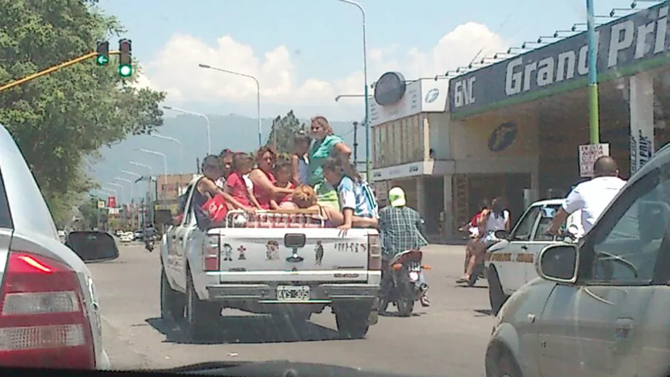 Pasajeros con conductas imprudentes a bordo de una camioneta