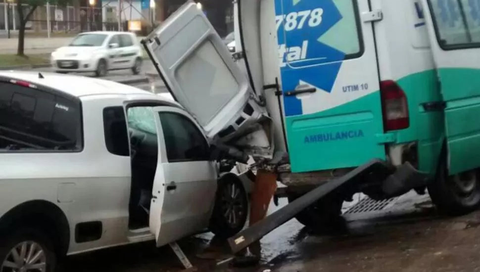 IMPACTO. La ambulancia fue embestida desde atrás mientras un médico atendía a Ruiz. 