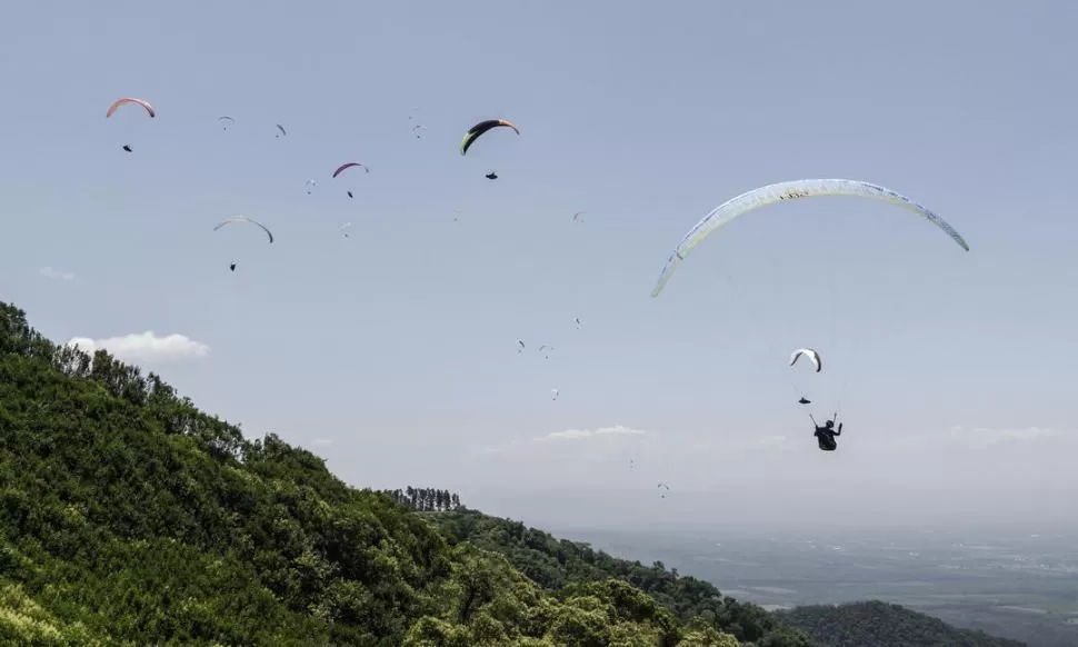 ÚLTIMA POSTAL. La competencia finalizó; los parapentes dejarán el cielo. 