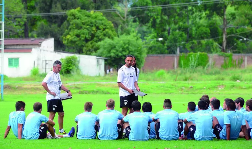 A ESCUCHAR. Azconzábal, flanqueado a su derecha por el profesor Anaya, y a su izquierda por su ayudante de campo, Ariel Zapata, habla con los integrantes del plantel “decano”. Les pidió a los jugadores el último esfuerzo y ser 100% profesionales. 