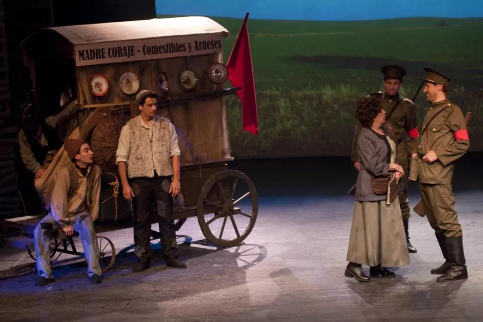 “MADRE CORAJE”. La puesta del Teatro Estable, que dirigió Ricardo Salim, reúne siete postulaciones para la ceremonia. la gaceta / fotos de inés quinteros orio - franco vera  archivo- 