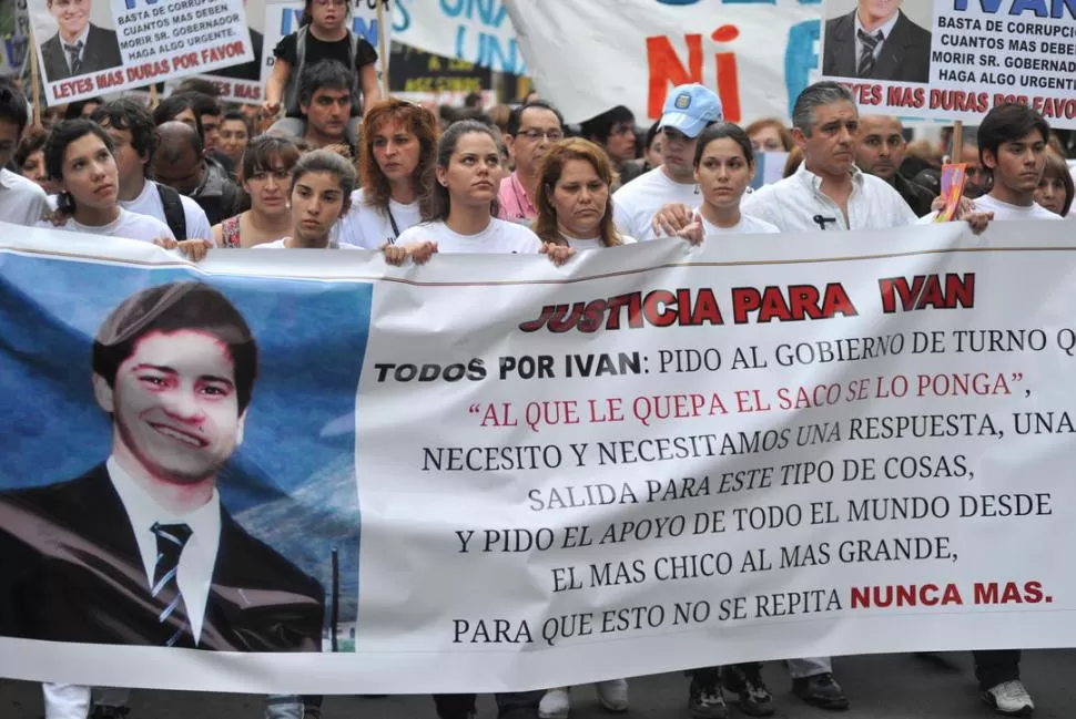 MARCHA. Muchos tucumanos acompañaron a la familia de Iván en 2011. la gaceta / foto de jorge olmos sgrosso (archivo)