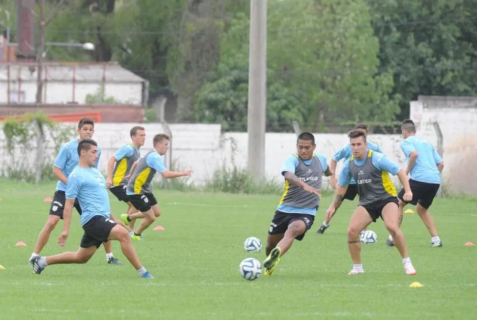 A MOVERSE. Los “decanos” realizaron tareas técnico-tácticas durante la primera sesión a cargo de Juan Azconzábal. LA GACETA / FOTO DE HÉCTOR PERALTA