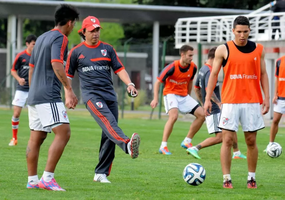 CAMBIOS. Gallardo se vio obligado a retocar el equipo que empató con Vélez. 