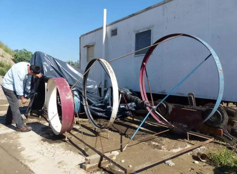 BAJO UN PLÁSTICO NEGRO. En el obrador que tiene la empresa Green están guardadas las piezas del conjunto escultórico. la gaceta / fotos de Osvaldo Ripoll