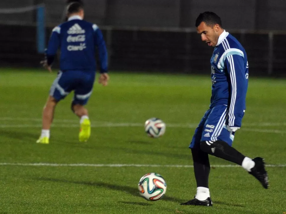 CON FRÍO. Tevez usó calzas durante el entrenamiento realizado ayer en Londres.  