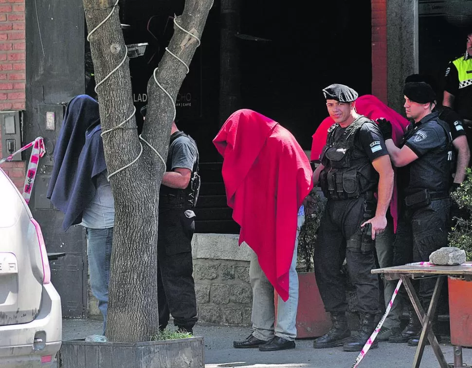 DETENIDOS. Los cuatro acusados son retirados el sábado a la siesta del bar. LA GACETA / FOTO DE INÉS QUINTEROS ORIO