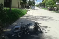 Vecinos evitaron un robo y destruyeron la moto de los ladrones