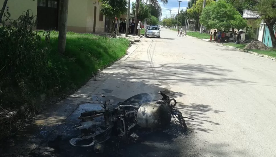 Vecinos evitaron un robo y destruyeron la moto de los ladrones