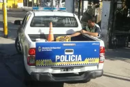 Los fotografiaron con un cajón de cervezas en el patrullero