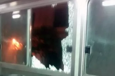 Desconocidos reventaron la ventanilla de un colectivo de la línea 3
