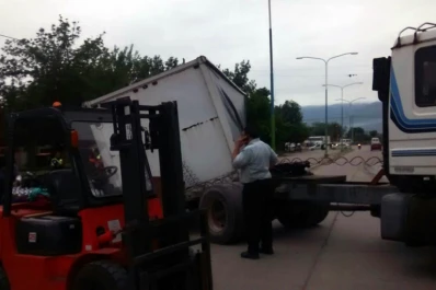 Se desprendió el acoplado de un camión cargado con gaseosas