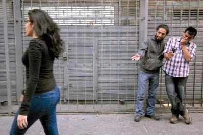 Engañan a acosadores para que piropeen a sus madres